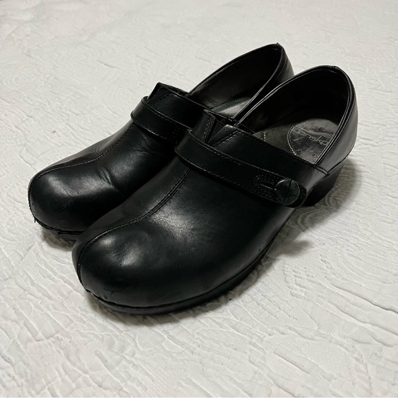 Dansko Shoes - Black Dansko solstice clogs